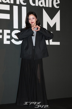 【フォト】タン・ウェイ、透け感あるスカート＆赤い口紅が魅惑的