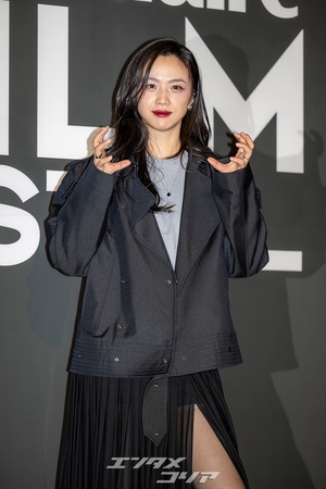 【フォト】タン・ウェイ、透け感あるスカート＆赤い口紅が魅惑的