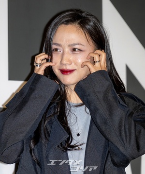 【フォト】タン・ウェイ、透け感あるスカート＆赤い口紅が魅惑的