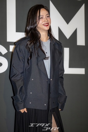 【フォト】タン・ウェイ、透け感あるスカート＆赤い口紅が魅惑的