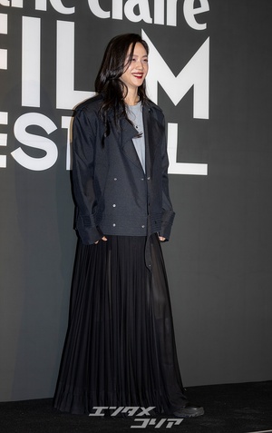 【フォト】タン・ウェイ、透け感あるスカート＆赤い口紅が魅惑的