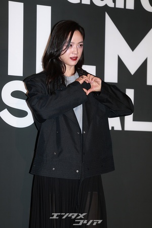 【フォト】タン・ウェイ、透け感あるスカート＆赤い口紅が魅惑的