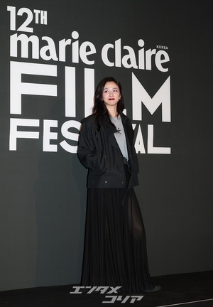 【フォト】タン・ウェイ、透け感あるスカート＆赤い口紅が魅惑的