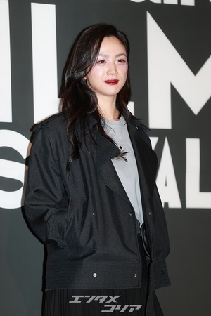 【フォト】タン・ウェイ、透け感あるスカート＆赤い口紅が魅惑的