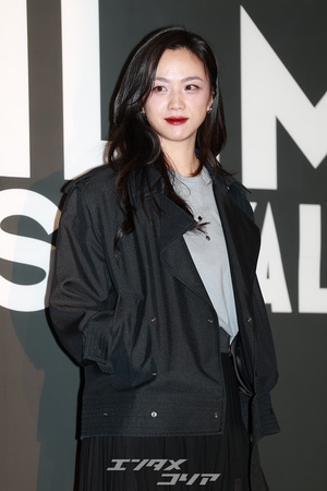 【フォト】タン・ウェイ、透け感あるスカート＆赤い口紅が魅惑的