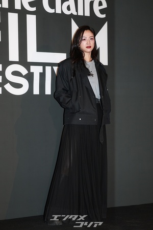 【フォト】タン・ウェイ、透け感あるスカート＆赤い口紅が魅惑的