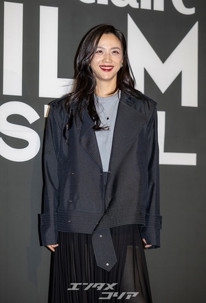 【フォト】タン・ウェイ、透け感あるスカート＆赤い口紅が魅惑的