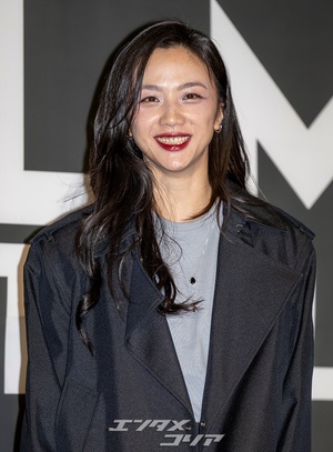 【フォト】タン・ウェイ、透け感あるスカート＆赤い口紅が魅惑的