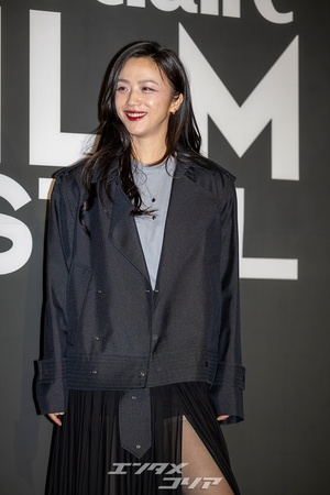 【フォト】タン・ウェイ、透け感あるスカート＆赤い口紅が魅惑的