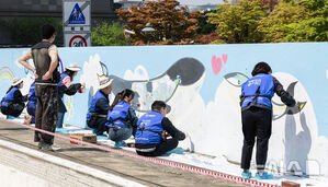 【フォト】パク・ハソン、恵まれない児童・青少年のため春の環境改善ボランティア