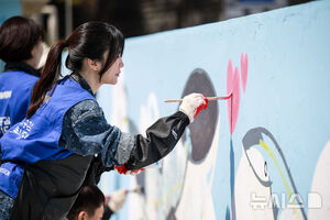 【フォト】パク・ハソン、恵まれない児童・青少年のため春の環境改善ボランティア