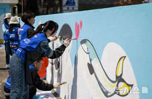 【フォト】パク・ハソン、恵まれない児童・青少年のため春の環境改善ボランティア