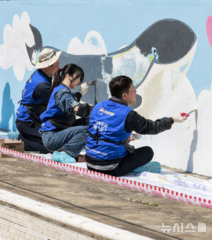 【フォト】パク・ハソン、恵まれない児童・青少年のため春の環境改善ボランティア