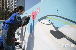 【フォト】パク・ハソン、恵まれない児童・青少年のため春の環境改善ボランティア