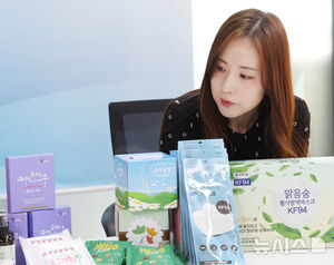 【フォト】重度障害者生産品広報大使の委嘱を受けたカン・ミヨン