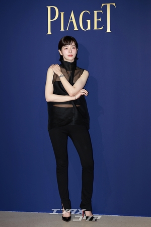 【フォト】パク・ギュヨン、洗練されたシースルーコーデ