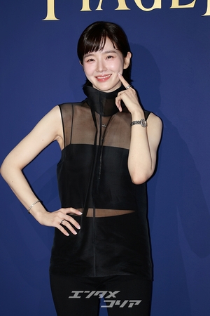 【フォト】パク・ギュヨン、洗練されたシースルーコーデ