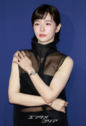 【フォト】パク・ギュヨン、洗練されたシースルーコーデ