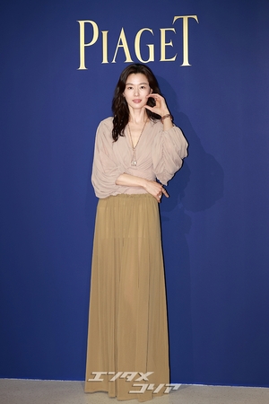 【フォト】両手を頬に当てて優雅なポーズを取るチョン・ジヒョン