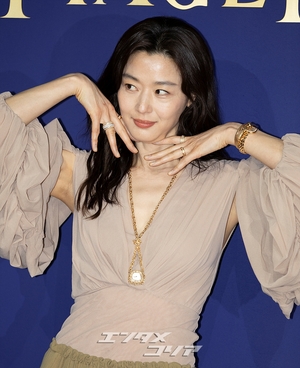 【フォト】両手を頬に当てて優雅なポーズを取るチョン・ジヒョン