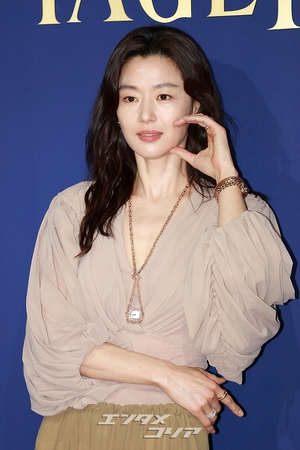 【フォト】両手を頬に当てて優雅なポーズを取るチョン・ジヒョン