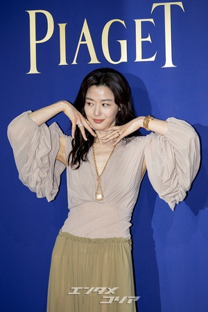 【フォト】両手を頬に当てて優雅なポーズを取るチョン・ジヒョン