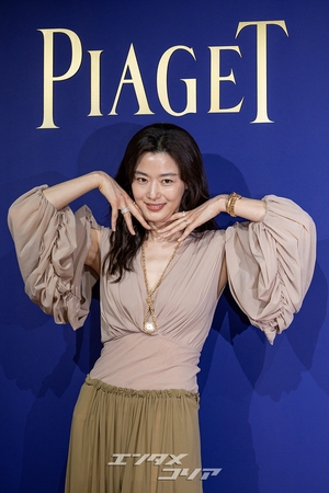 【フォト】両手を頬に当てて優雅なポーズを取るチョン・ジヒョン