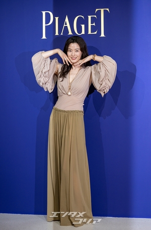 【フォト】両手を頬に当てて優雅なポーズを取るチョン・ジヒョン