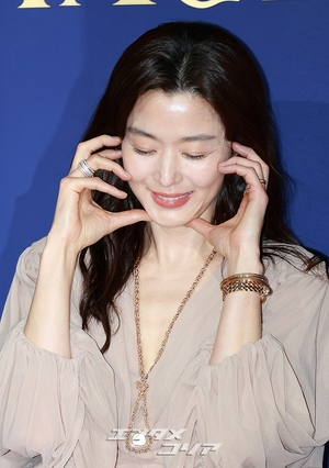 【フォト】両手を頬に当てて優雅なポーズを取るチョン・ジヒョン