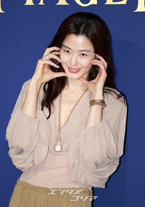 【フォト】両手を頬に当てて優雅なポーズを取るチョン・ジヒョン