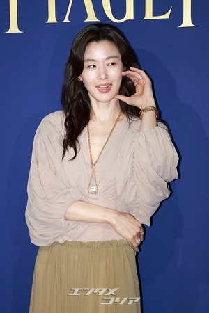 【フォト】両手を頬に当てて優雅なポーズを取るチョン・ジヒョン