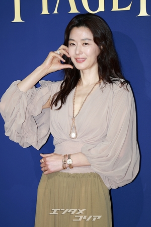 【フォト】チョン・ジヒョン、変わらぬ雰囲気の女神…クラシカルなジュエリーコーデ