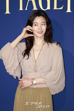 【フォト】チョン・ジヒョン、変わらぬ雰囲気の女神…クラシカルなジュエリーコーデ