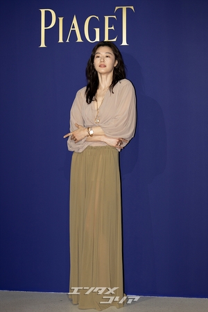 【フォト】チョン・ジヒョン、変わらぬ雰囲気の女神…クラシカルなジュエリーコーデ