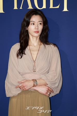 【フォト】チョン・ジヒョン、変わらぬ雰囲気の女神…クラシカルなジュエリーコーデ