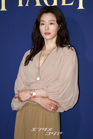 【フォト】チョン・ジヒョン、変わらぬ雰囲気の女神…クラシカルなジュエリーコーデ