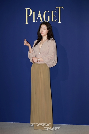 【フォト】チョン・ジヒョン、変わらぬ雰囲気の女神…クラシカルなジュエリーコーデ