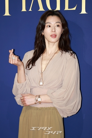 【フォト】チョン・ジヒョン、変わらぬ雰囲気の女神…クラシカルなジュエリーコーデ