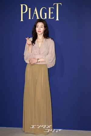 【フォト】チョン・ジヒョン、変わらぬ雰囲気の女神…クラシカルなジュエリーコーデ