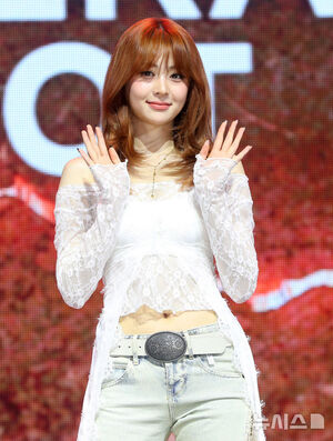 LE SSERAFIMユンジン、公演のレッスン中に腰の痛み 「5月1・2日のサイン会は欠席」