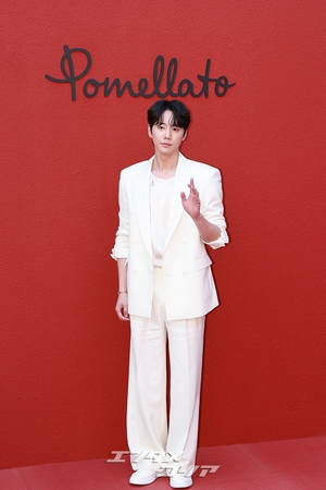 【フォト】イ・ジュンヨン「ジェントルなホワイト・ファッション」