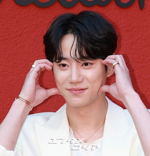 【フォト】イ・ジュンヨン「ジェントルなホワイト・ファッション」