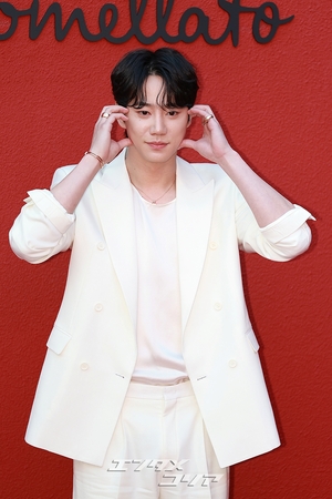 【フォト】イ・ジュンヨン「ジェントルなホワイト・ファッション」