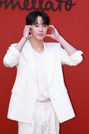 【フォト】イ・ジュンヨン「ジェントルなホワイト・ファッション」