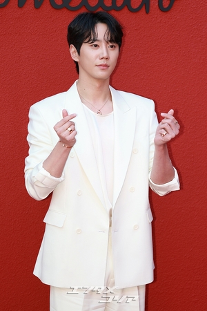 【フォト】イ・ジュンヨン「ジェントルなホワイト・ファッション」