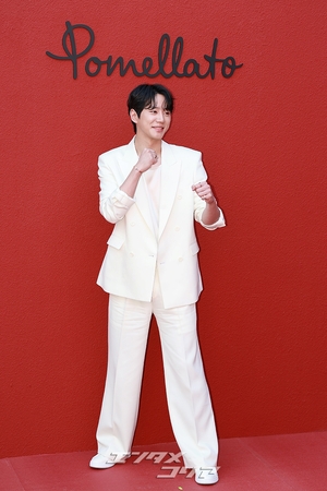 【フォト】イ・ジュンヨン「ジェントルなホワイト・ファッション」