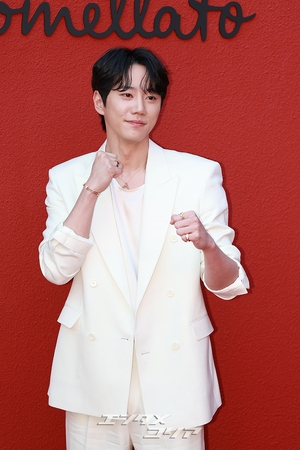 【フォト】イ・ジュンヨン「ジェントルなホワイト・ファッション」