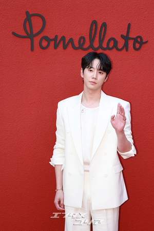 【フォト】イ・ジュンヨン「ジェントルなホワイト・ファッション」