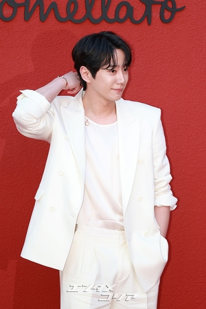 【フォト】イ・ジュンヨン「ジェントルなホワイト・ファッション」