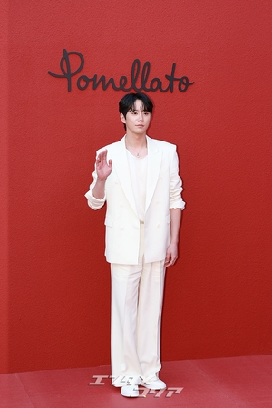 【フォト】イ・ジュンヨン「ジェントルなホワイト・ファッション」